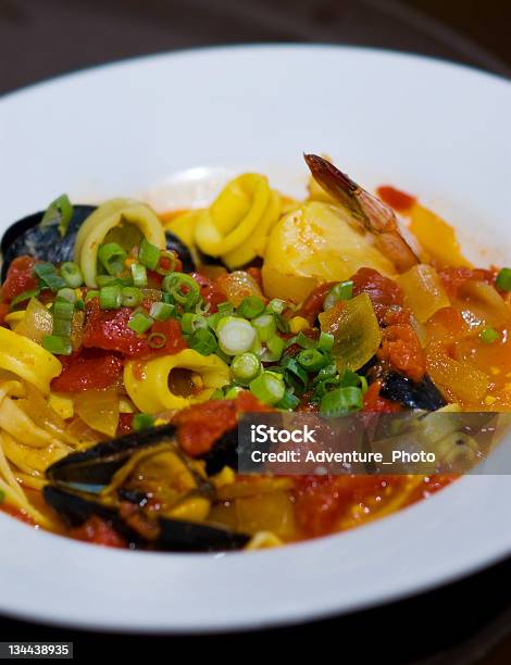 Speziata Medley Cena A Base Di Frutti Di Mare - Fotografie stock e altre immagini di Alimentazione sana - Alimentazione sana, Attività ricreativa, Calamaro