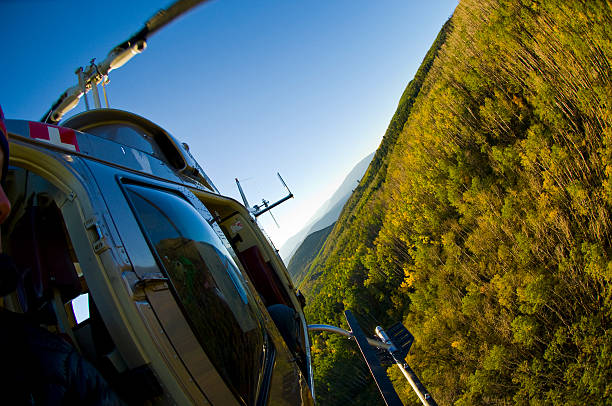fisheye ver una ventana en helicóptero en las montañas - usa action adventure aspen tree fotografías e imágenes de stock
