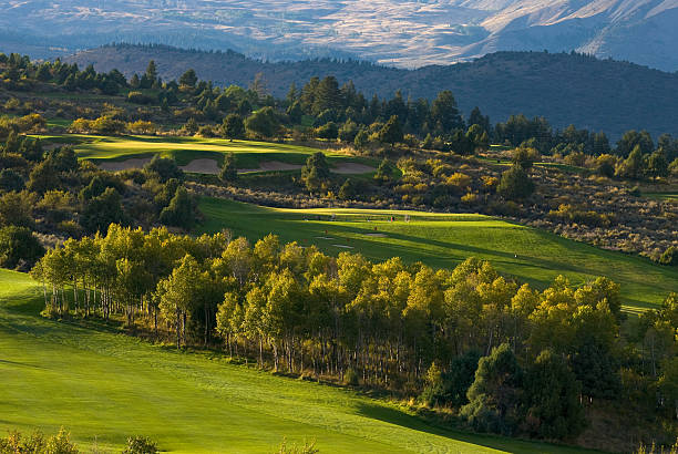 malownicze mountain golf course green w zachód słońca w jesieni - mountain range landscape scenics autumn zdjęcia i obrazy z banku zdjęć