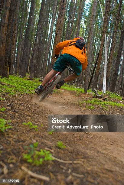 Горный Велоспорт Singletrack В Горы — стоковые фотографии и другие картинки Вертикальный - Вертикальный, Горный велоспорт, Движение