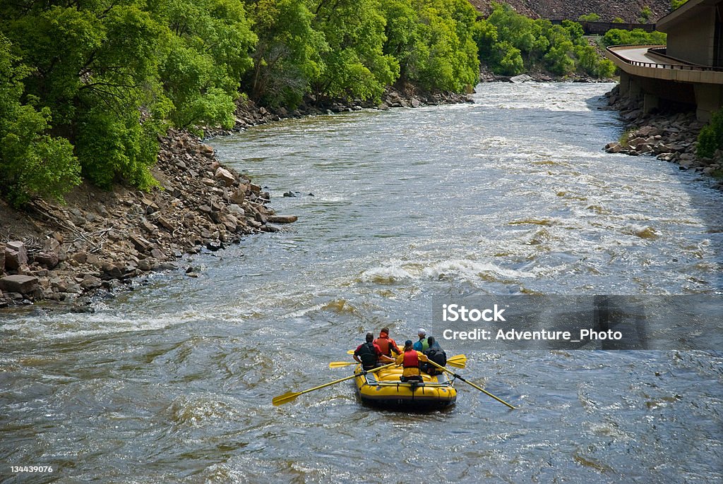 Nas corredeiras do pitoresco Rio Colorado em Glenwood Canyon - Foto de stock de Amizade royalty-free