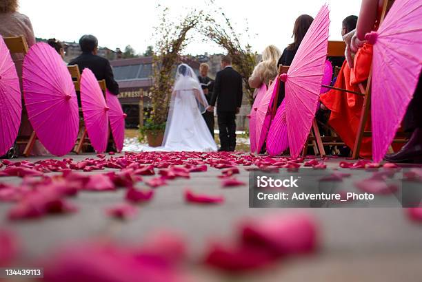Ceremonia Ślubu Z Kwiat Płatki - zdjęcia stockowe i więcej obrazów Indywidualność - Indywidualność, Kreatywność, Ślub
