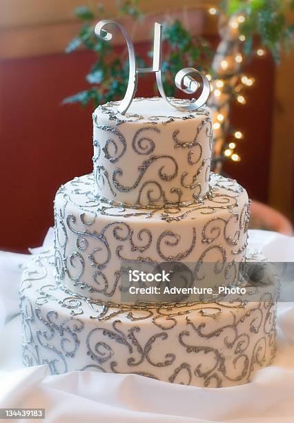 Foto de Bolo De Casamento e mais fotos de stock de Acontecimentos da Vida - Acontecimentos da Vida, Bolo, Bolo de Casamento