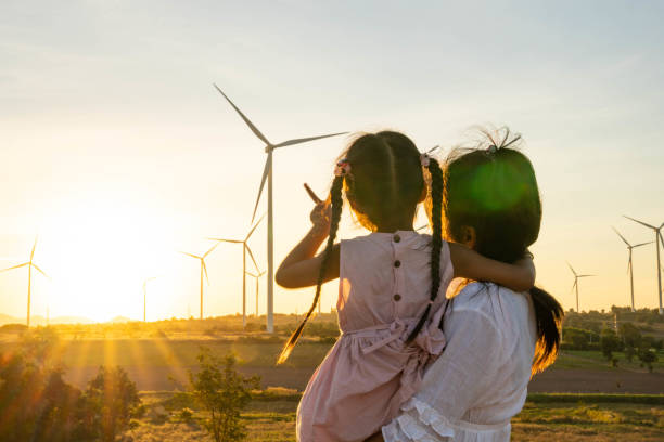 le turbine eoliche sono fonti alternative di energia elettrica, il concetto di risorse sostenibili, le persone nella comunità con i generatori eolici turbine, le energie rinnovabili - farm scenics landscape alternative energy foto e immagini stock