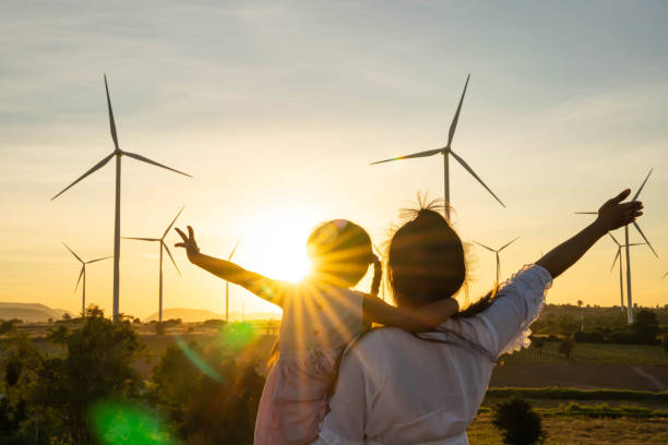 windkraftanlagen sind alternative stromquellen, das konzept nachhaltiger ressourcen, menschen in der gemeinde mit windkraftanlagen turbinen, erneuerbare energien - nachhaltige energie stock-fotos und bilder