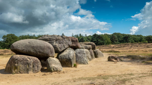 antiguo llamado hunebed (dolmen; stonegrave) en la provincia de drenthe, países bajos - dolmen stone grave ancient fotografías e imágenes de stock