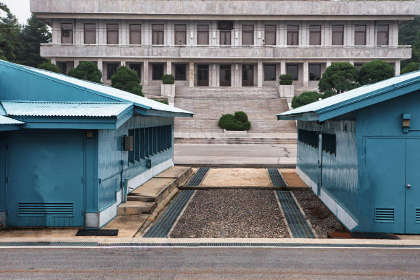 fronteira militarizada e aldeia de paz coreia do sul - militarized - fotografias e filmes do acervo