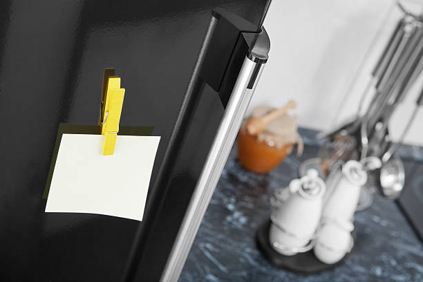 geladeira porta - adhesive note note pad clothespin reminder - fotografias e filmes do acervo