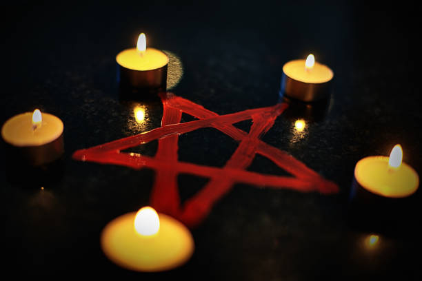 свечи, окружающие кроваво-красную пентаграмму на гранитной плите - candle candlelight red burning стоковые фото и изображения