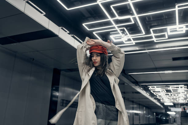 chica con una gabardina beige en el metro esperando el tren en el andén - 16713 fotografías e imágenes de stock