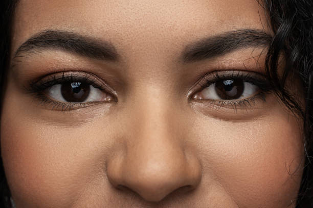 cara de mujer negra con hermosos ojos marrones - brown eyes fotografías e imágenes de stock