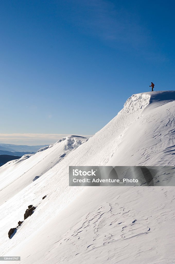 Hinterland-Skifahrer Mountaineer auf Corniced Mountain Ridge - Lizenzfrei Schneeverwehung Stock-Foto