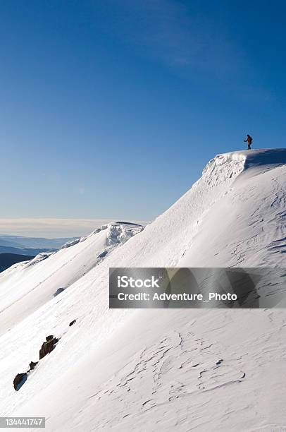 Hinterlandskifahrer Mountaineer Auf Corniced Mountain Ridge Stockfoto und mehr Bilder von Schneeverwehung