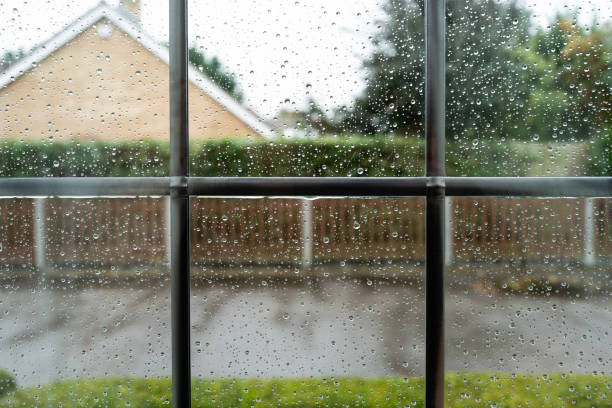 foco raso de uma chuva forte com gotículas vistas em uma janela de vidro dupla recém-instalada e com chumbo. - raining cats and dogs - fotografias e filmes do acervo