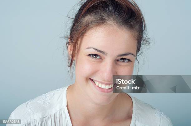 Junge Frau Porträt Mit Offenes Lächeln Stockfoto und mehr Bilder von Zahnarzt - Zahnarzt, Glücklichsein, Offenes Lächeln