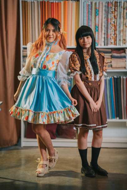 retrato de mujeres disfrazadas de cosplay y peluca en la tienda de ropa mirando a la cámara posando y sonriendo - cosplay de anime fotografías e imágenes de stock