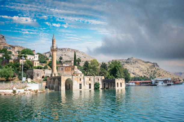 Sunken mosque and houses in Savasan Village, Halfeti in Sanliurfa, Turkey Sunken mosque and houses in Savasan Village, Halfeti in Sanliurfa, Turkey rumkale stock pictures, royalty-free photos & images