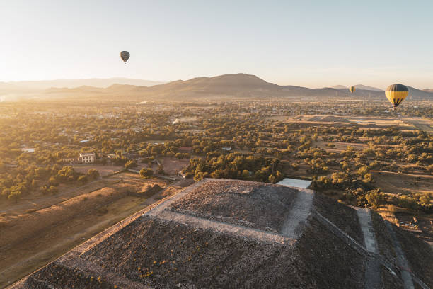pyramiden und heißluftballons - teotihuacan stock-fotos und bilder