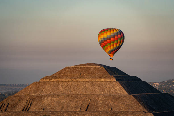 pyramiden und ballon - teotihuacan stock-fotos und bilder
