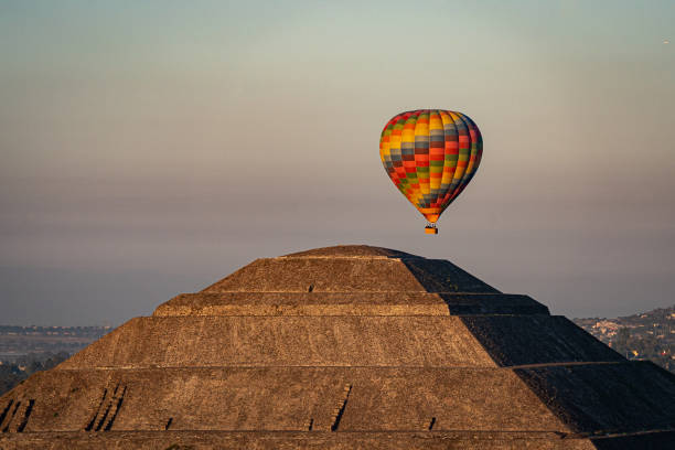 piramidi e palloncini - teotihuacan foto e immagini stock