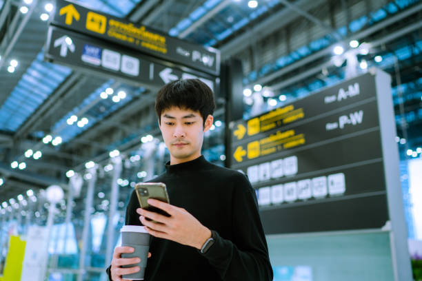 asiatischer geschäftsmann check-in am flughafen - pre flight stock-fotos und bilder