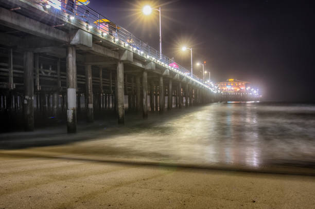 산타 모니카 부두 밤에, 로스 앤젤레스. 캘리포니아. 미국 - santa monica pier santa monica street light lamp 뉴스 사진 이미지