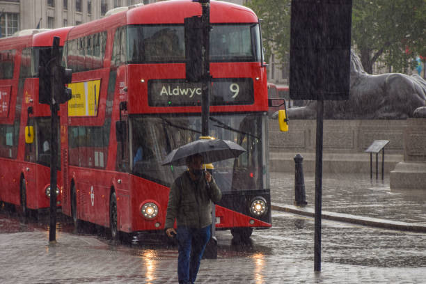 regenschauer in london, großbritannien - drenched raincoat rain clothing stock-fotos und bilder