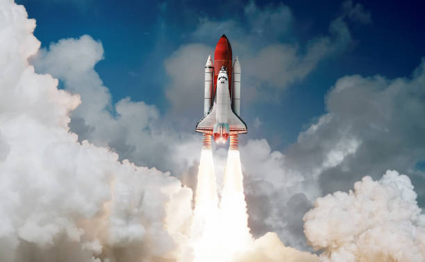 lancio del razzo space shuttle nel cielo e nuvole nello spazio. cielo e nuvole. volo del veicolo spaziale. elementi di questa immagine fornita dalla nasa - razzo spaziale foto e immagini stock