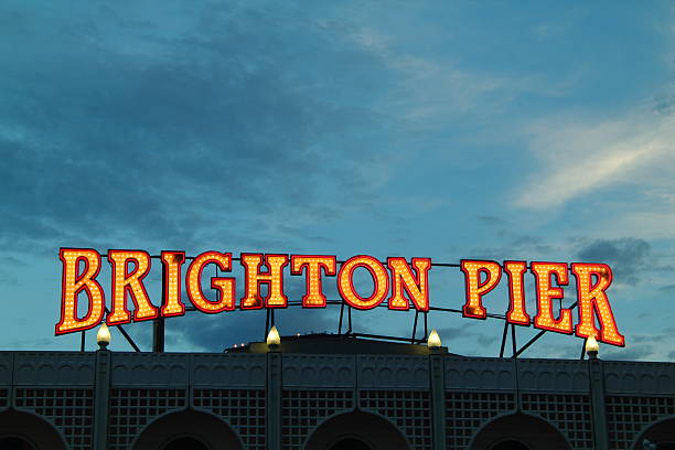 iluminado brighton señal de muelle - palace pier tourism built structure sign fotografías e imágenes de stock