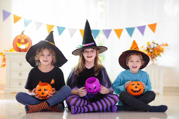 enfants en costume de sorcière sur le tour ou la friandise d’halloween - 24424 photos et images de collection