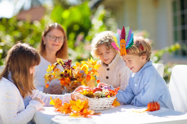 famille célébrant thanksgiving. artisanat pour enfants. - 24422 photos et images de collection