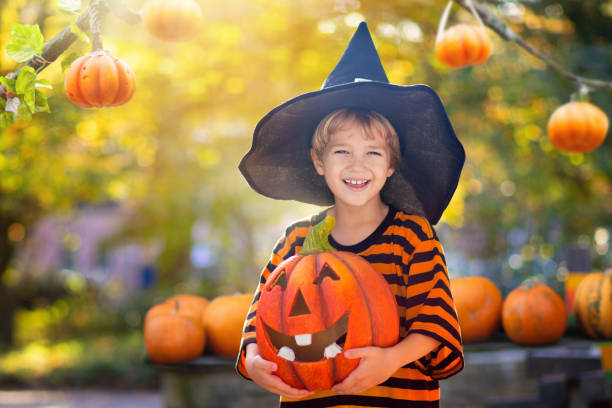 kids trick or treat. halloween fun for children. - 24417 imagens e fotografias de stock