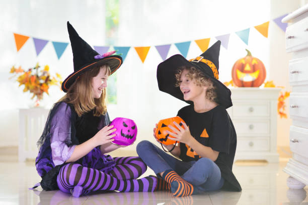 crianças fantasiadas de bruxa em truque de halloween ou travessura - 24467 - fotografias e filmes do acervo