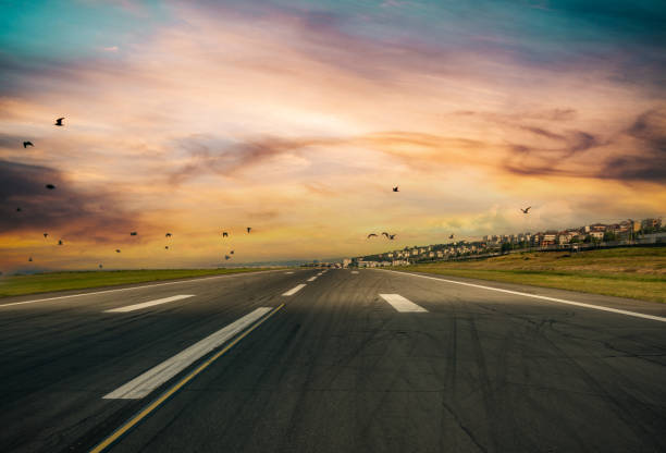 striscia di pista vuota con segni. - runway airport airfield asphalt foto e immagini stock