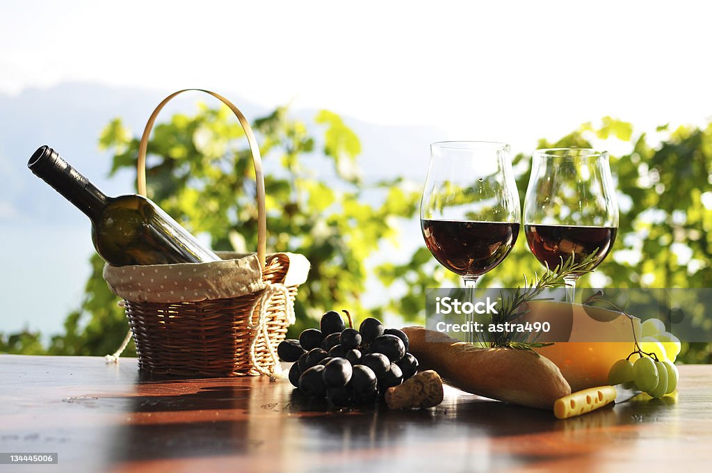 Красное вино, виноград и сыр. Lavaux регионе, Швейцария - Стоковые фото Вино роялти-фри