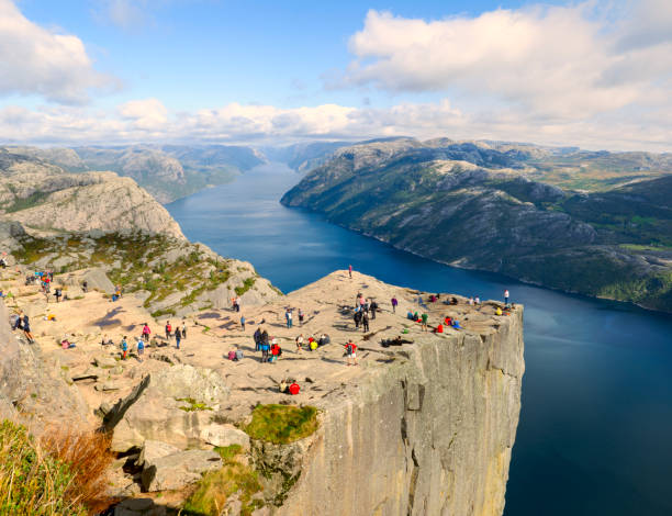 preikestolen oder prekestolen oder pulpit rock ist eine berühmte touristenattraktion in der nähe von stavanger, norwegen. - kjeragbolten stock-fotos und bilder