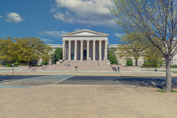 us national gallery of art, smithsonian museum, con blue sky e puffy clouds, washington dc. - us national gallery of art museum steps column foto e immagini stock