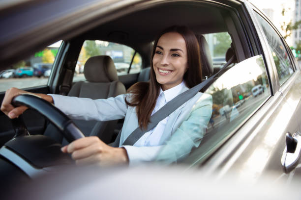 retrato de carro de direção de motorista feminino bonito com cinto de segurança - car road safety driving - fotografias e filmes do acervo