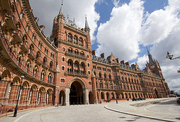 st. pancras station in london - estación de tren de st pancras fotografías e imágenes de stock