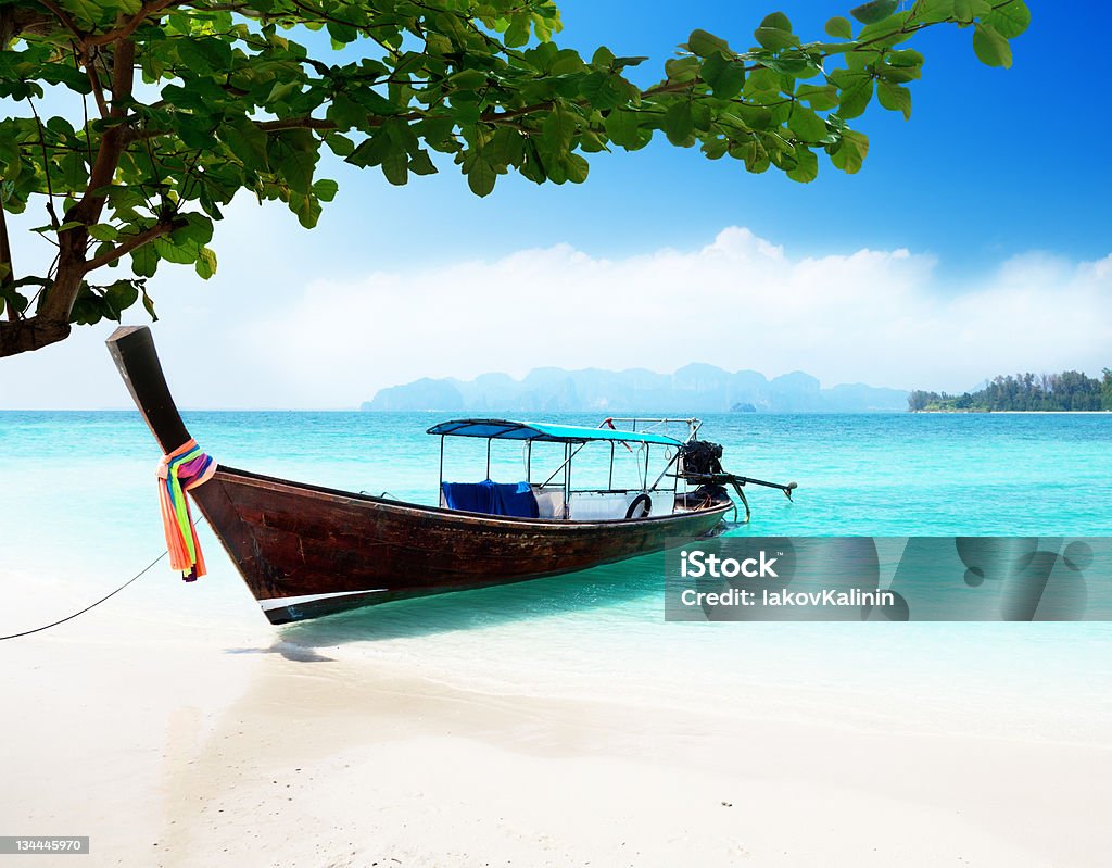 long boat y isla de poda en Tailandia - Foto de stock de Acantilado libre de derechos