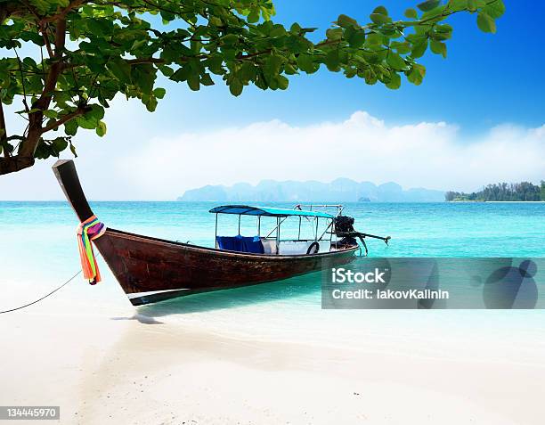 Long Boat Y Isla De Poda En Tailandia Foto de stock y más banco de imágenes de Acantilado - Acantilado, Agua, Aire libre