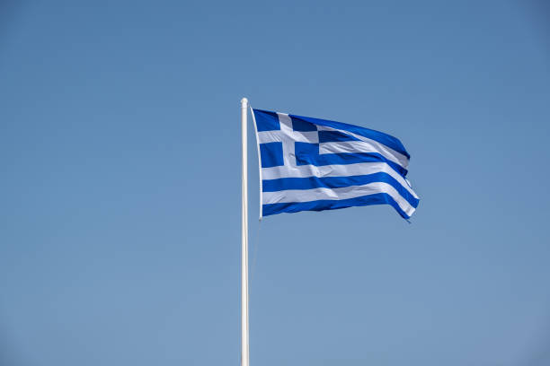 bandiera greca che sventola su uno sfondo blu chiaro del cielo. - clear sky acropolis athens greece greece foto e immagini stock