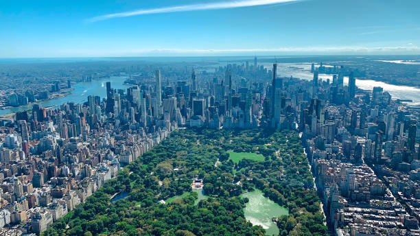 central park vu d’en haut. new york vue d’en haut - manhattan aerial view brooklyn new york city photos et images de collection