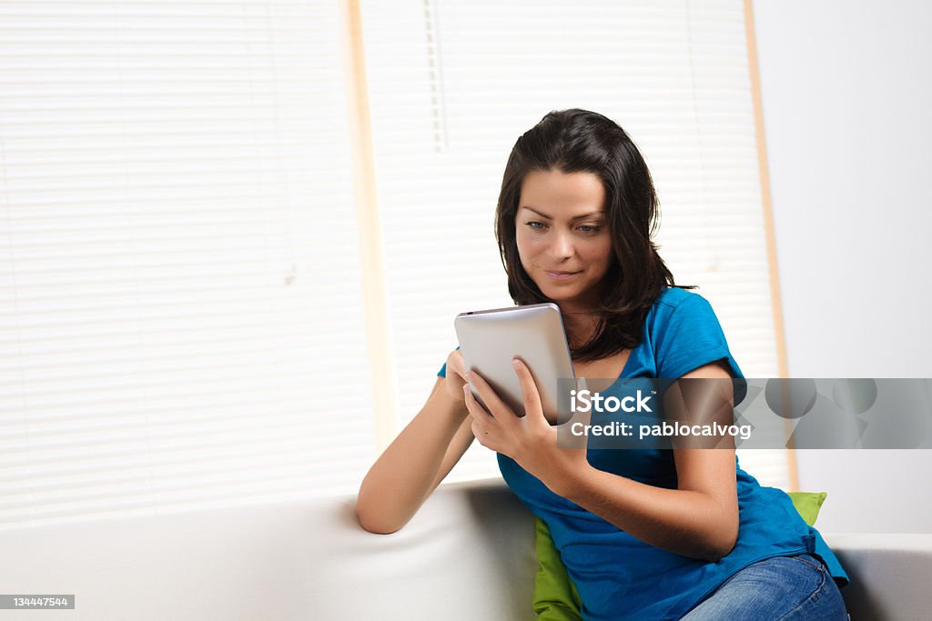 Mulher usando um tablet PC - Foto de stock de Aconchegante royalty-free