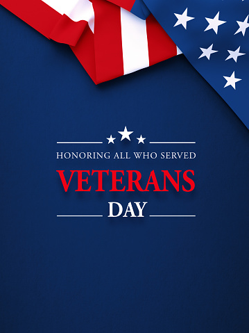 Concepto del Día del Veterano - Mensaje del Día del Veterano sentado debajo de la bandera estadounidense ondulada sobre fondo azul marino photo