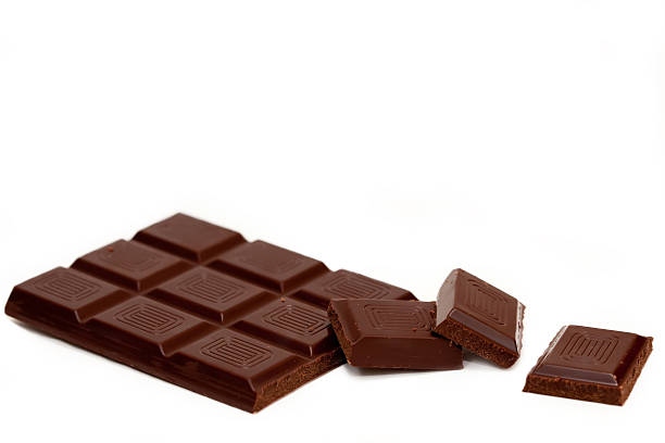 pezzi di cioccolato isolati su sfondo bianco - choco foto e immagini stock