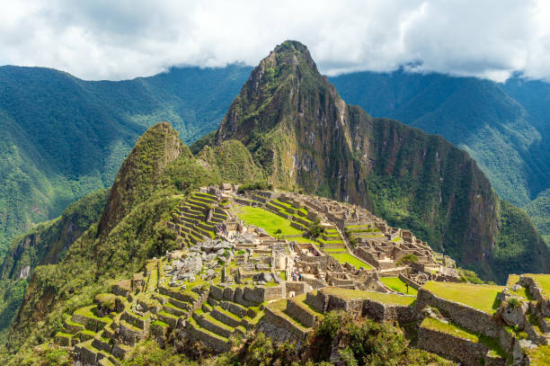 machu picchu dramatische wolken, peru - antike kultur stock-fotos und bilder