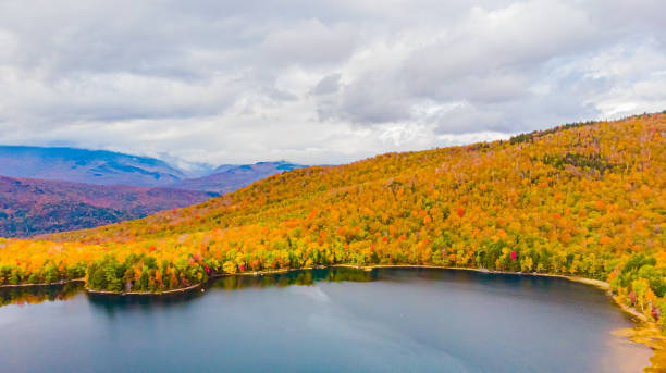 vista lateral aérea do lago na região da montanha branca, new hampshire - autumn falling leaf new england - fotografias e filmes do acervo