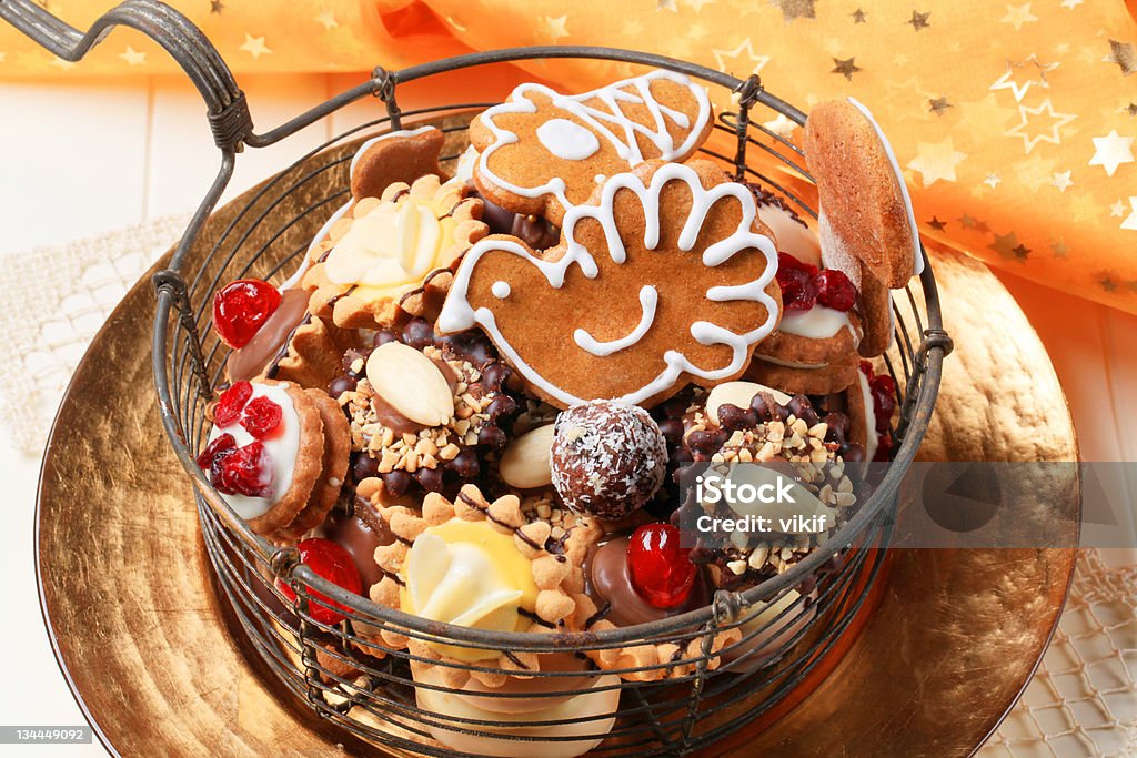 Variedad de galletas y tartlets de Navidad - Foto de stock de Al horno libre de derechos