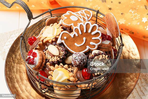 Variedad De Galletas Y Tartlets De Navidad Foto de stock y más banco de imágenes de Al horno - Al horno, Alambre, Alcorza